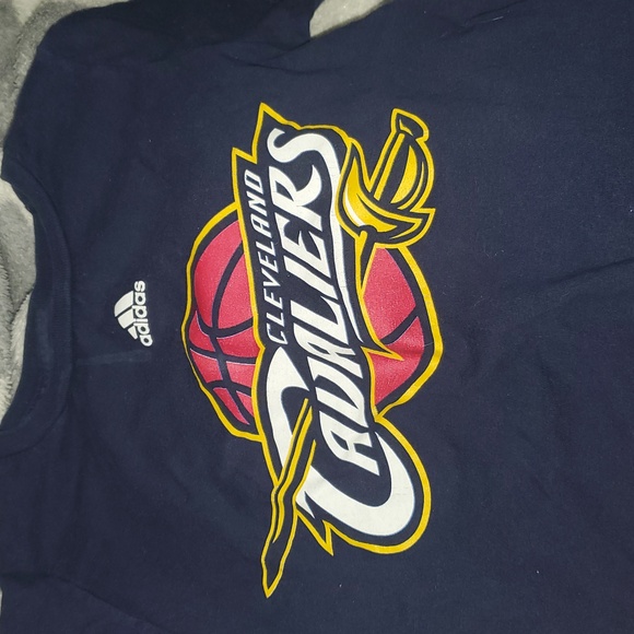 ❤️🔥10/$10❤️🔥 Kids Adidas Cleveland Cavaliers Blue T-shirt Size 4t - Picture 2 of 3